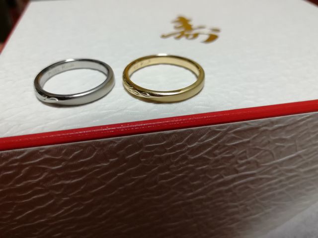 左半分は鏡面、右半分はつや消しです。