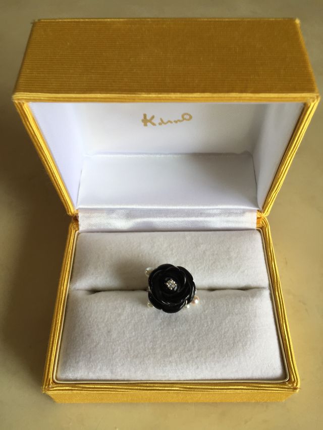 大ぶりの存在感のあるオリジナルな婚約指輪です。