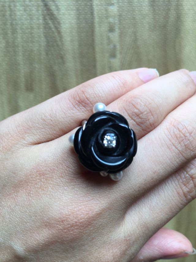 センターに婚約指輪らしくダイヤをのせました。