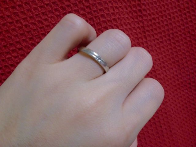 斜めに線が入っており、真ん中にダイヤが埋め込んであります。