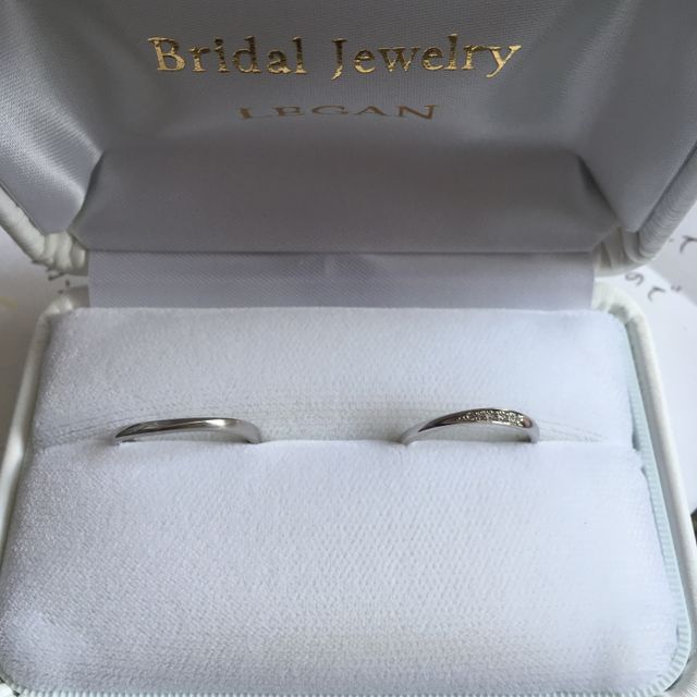 ペア感が出るように新郎側にもつや消し加工をしました。