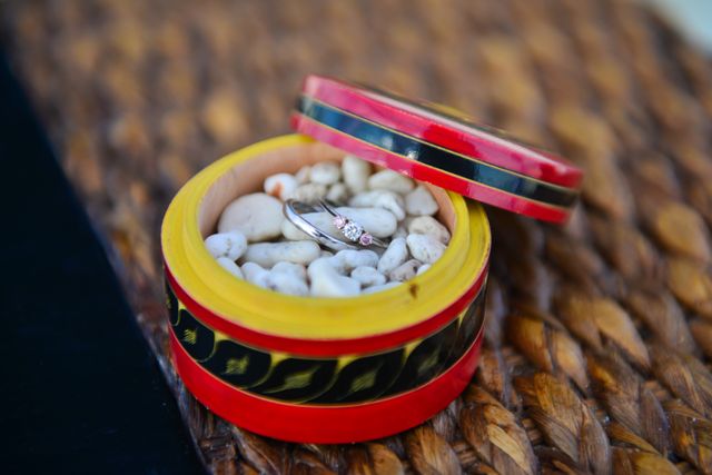 ピンクダイヤがついてるのが婚約指輪です。