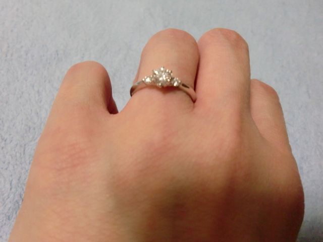 ３つのダイヤが並んでいるエンゲージリングです。