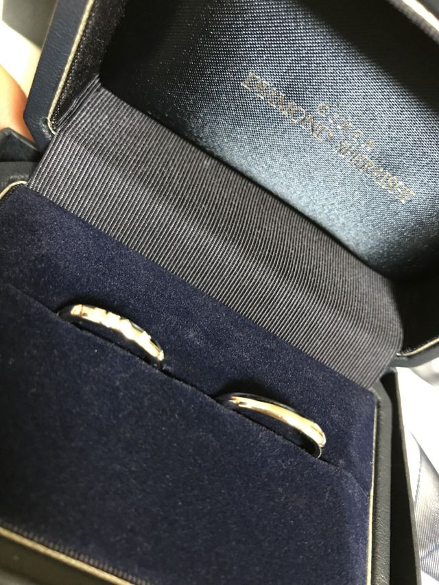 シンプルなデザインと、ダイヤモンドが7つあるものです。