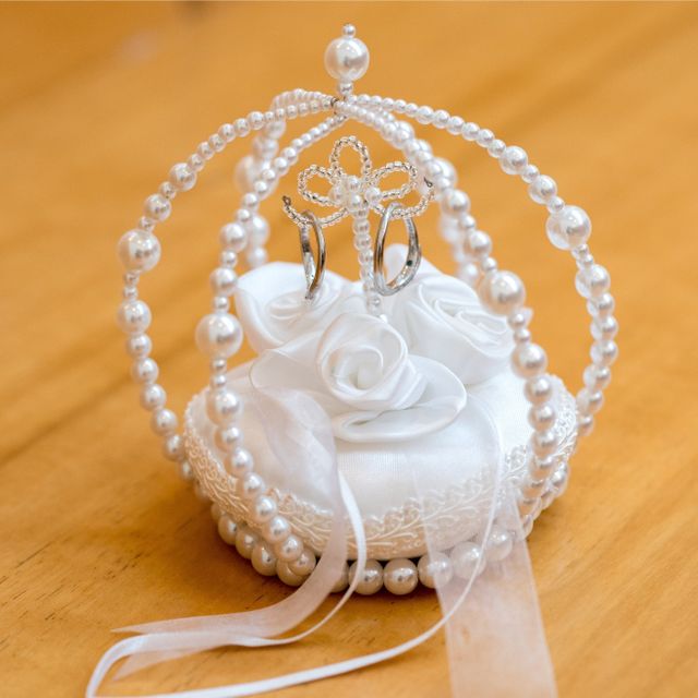 裏にはサムシングブルーのダイヤと、イニシャルと記念日の刻印