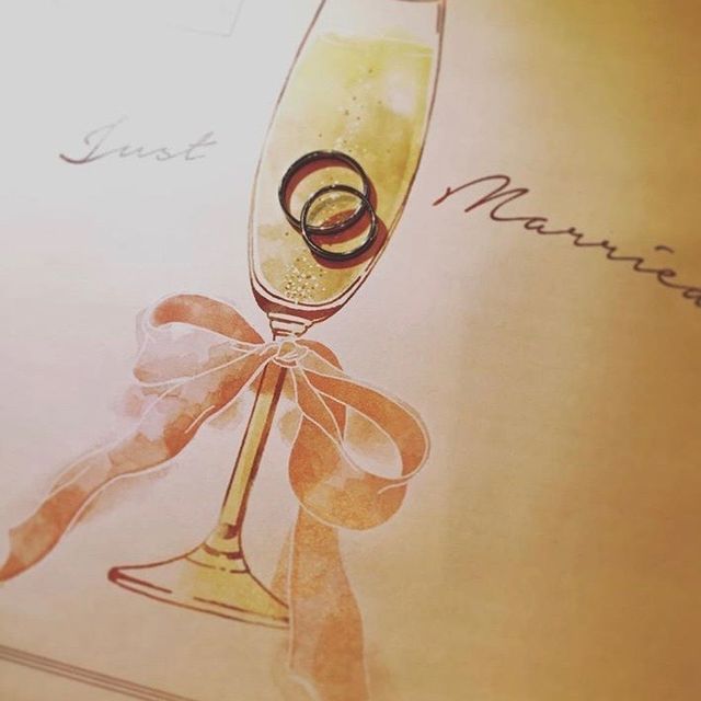 婚姻届にのせて写真を撮った結婚指輪です。