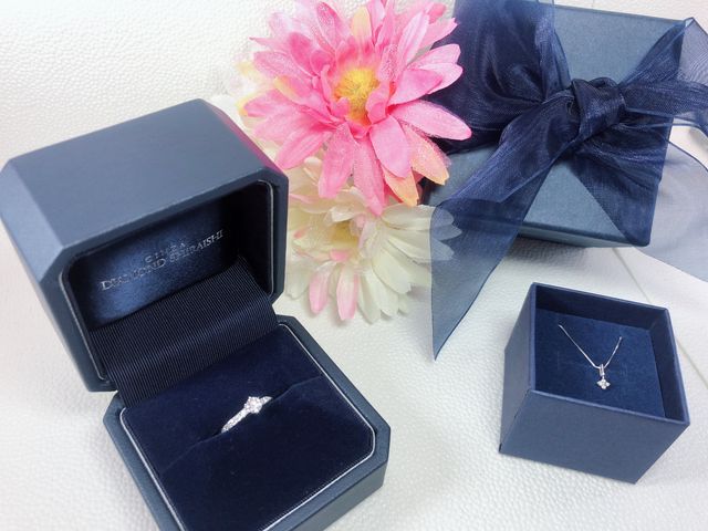 Fair期間中、婚約指輪購入でダイヤのネックレスプレゼント