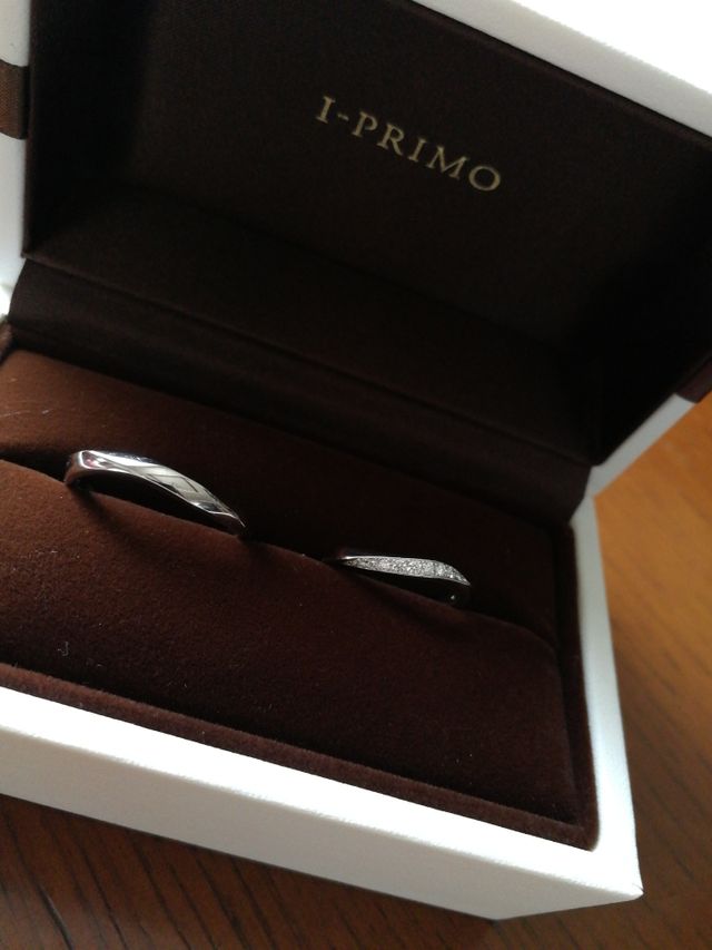 結婚指輪です！カーブに沿ってダイヤが埋め込まれています！