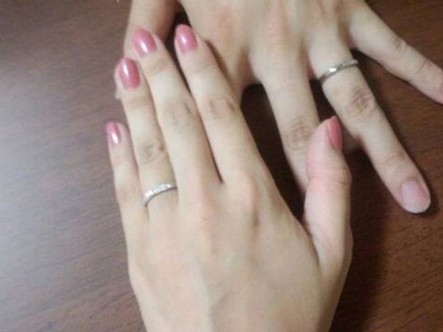 妻には0.1Cダイヤ＋メレ＆夫にはブラックダイヤ