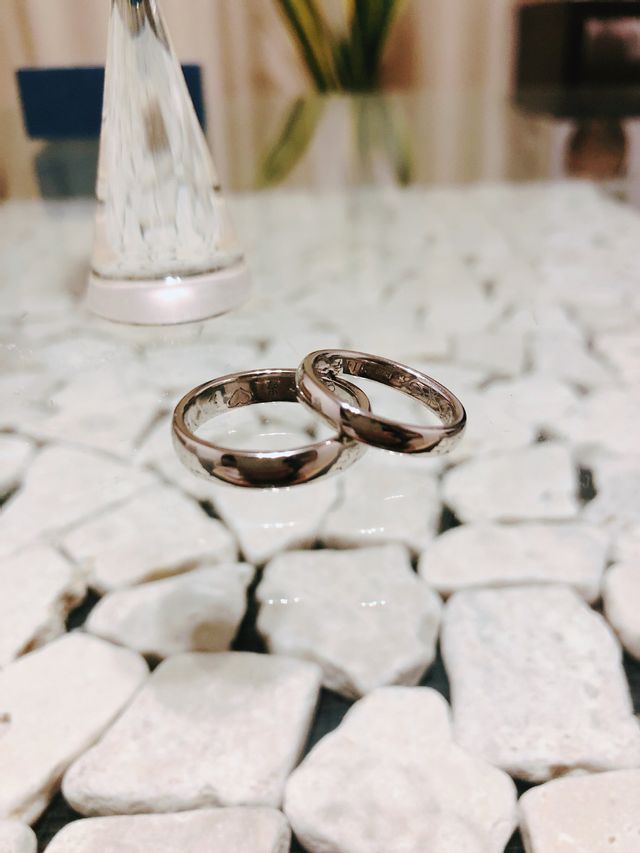 内側に名前、結婚記念日、唐草模様、♡を自分達で掘りました♪