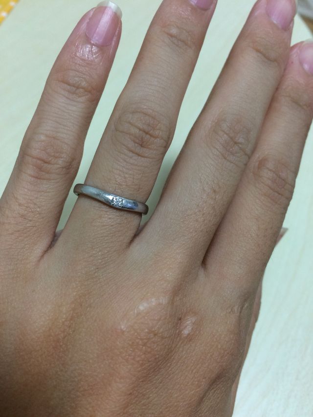 緩やかなV字のリングにスクエア型の一粒ダイヤ。