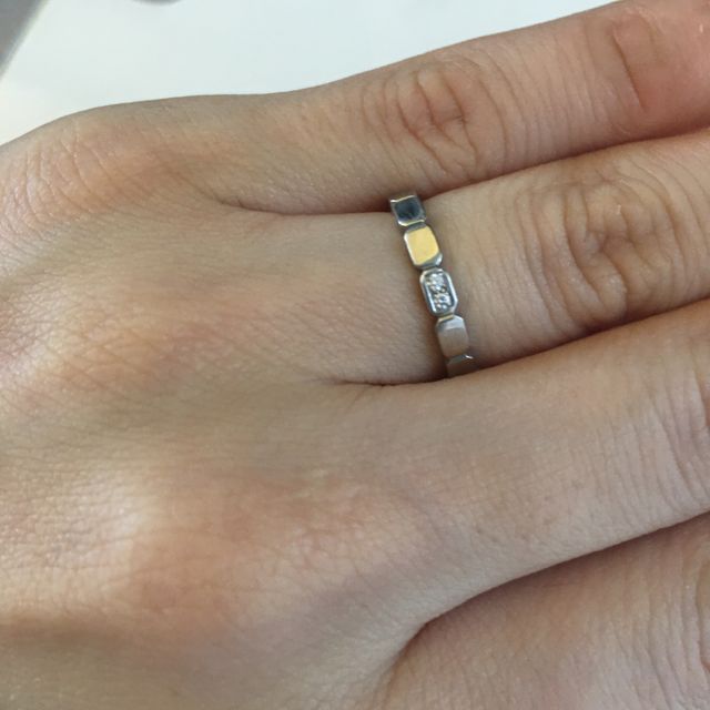 細身の結婚指輪です