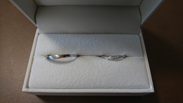 ウェーブのタイプで小さなダイヤモンドが入ってます。