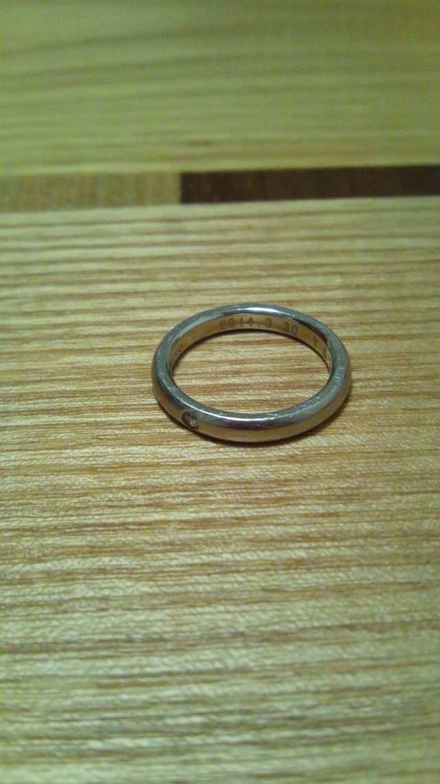 一粒ダイヤモンドが入っていてシンプルなデザインです。