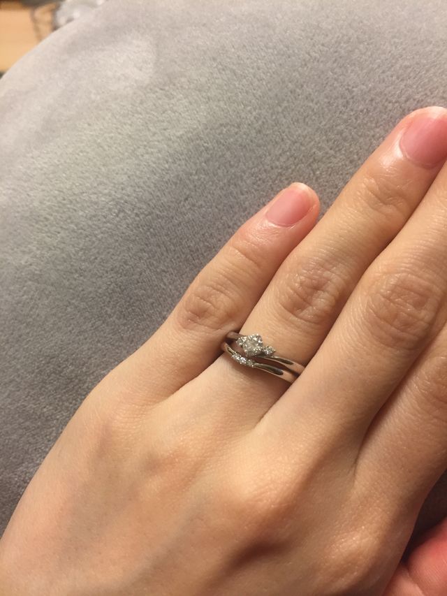 ５号、婚約指輪との重ね付けです。