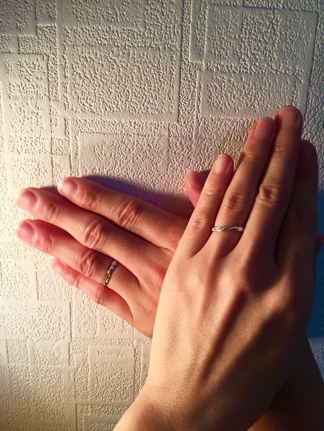 角度により色々な魅力があり、繋がりを引き立てる大人な指輪。