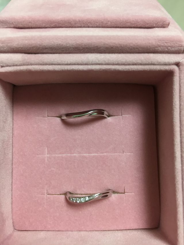 上品なウエーブとダイヤモンドがエレガントさを奏でます。