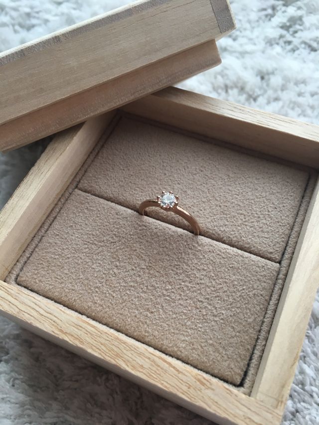 ピンクゴールドのリングに0.3カラットのダイヤ。