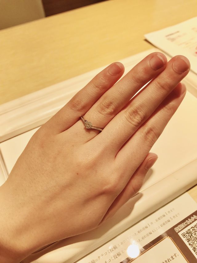 シンプルで品のある婚約指輪