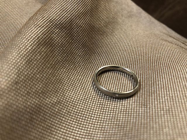 ピンボケしてますが、斜めのタスキラインと真ん中にダイヤあり