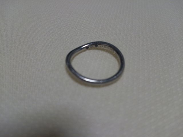 指輪の内側に誕生石を埋め込みました