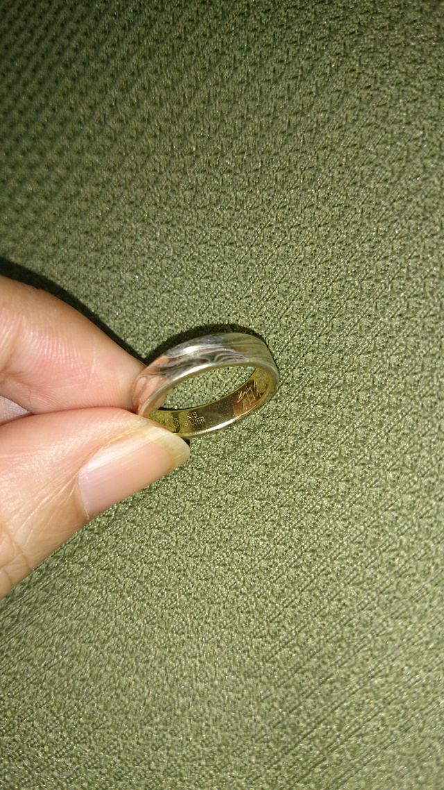 指輪裏の金属の色も選べます。名前も漢字で彫ってもらいました。