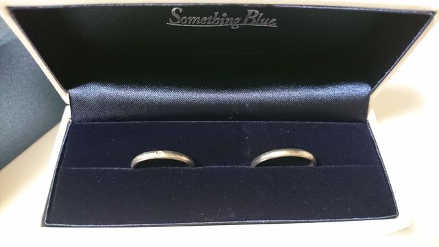 ペアの写真。女性のリングには小さなダイヤ入り。