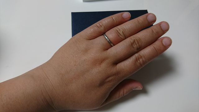 シンプルなので太めで短い指にも合います。