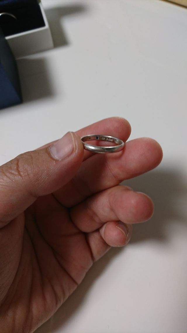 裏側にはサファイア、記念日、名前入り。