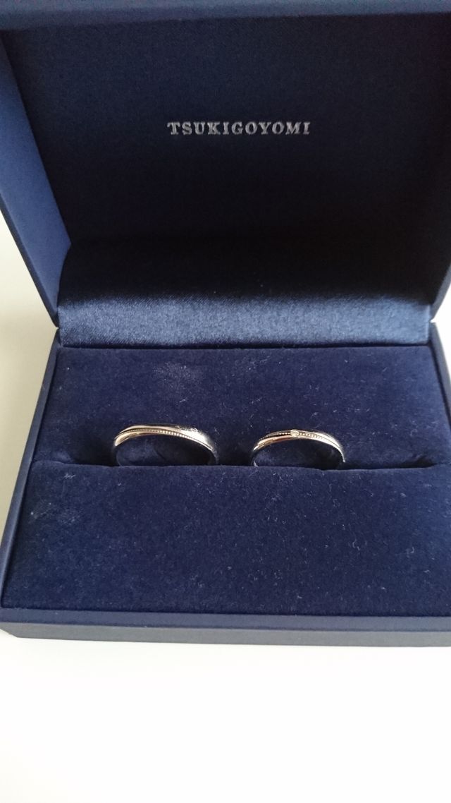 左が男性用、右が女性用です。女性用のみ、中央にダイヤ有り。