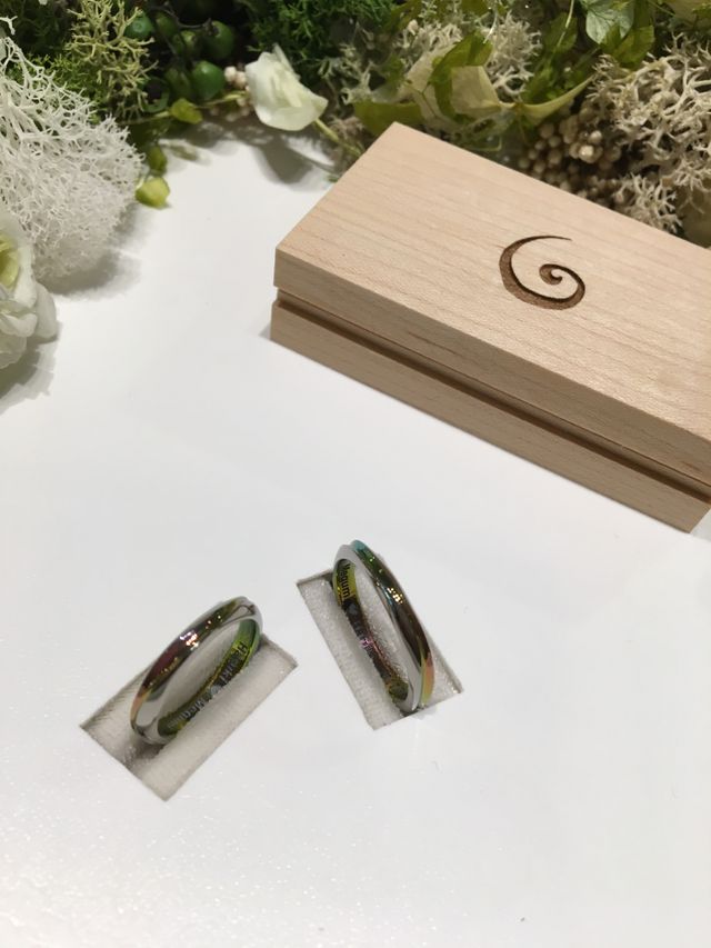 グリーン、ピンク、オレンジのグラデーションカラーです。