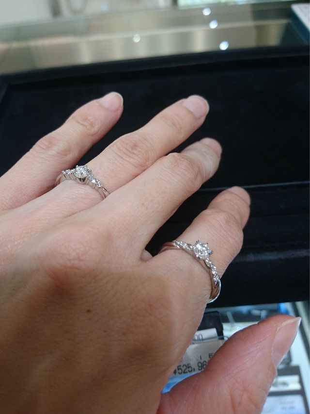 右側の人差し指が購入した婚約指輪です。