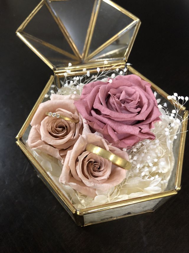 ピンクゴールドのつや消しとイエローゴールドのつや消しです