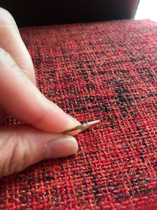 こちらはストレートに小さなダイヤが入っています。