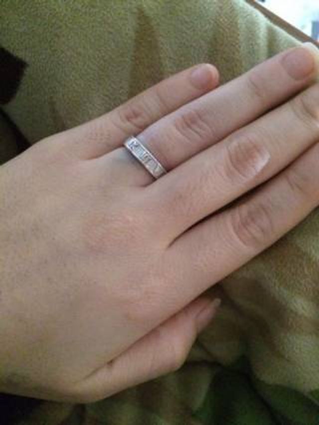 画質が悪いですが私の左手です。旦那さんとおそろいです。