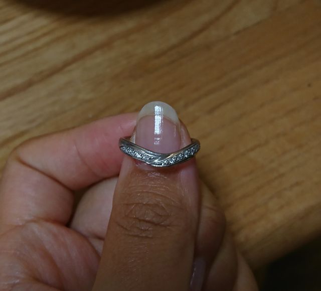 夫は同じデザインのダイヤなし・つや消し仕様です。