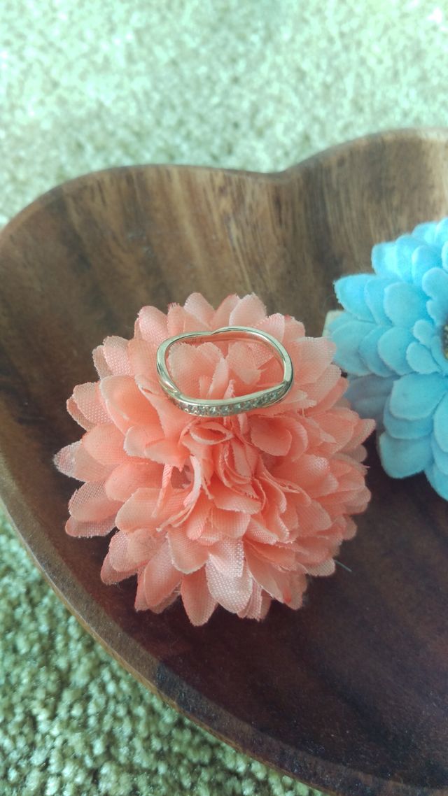 私の指輪で途中で装飾もついていてキレイです