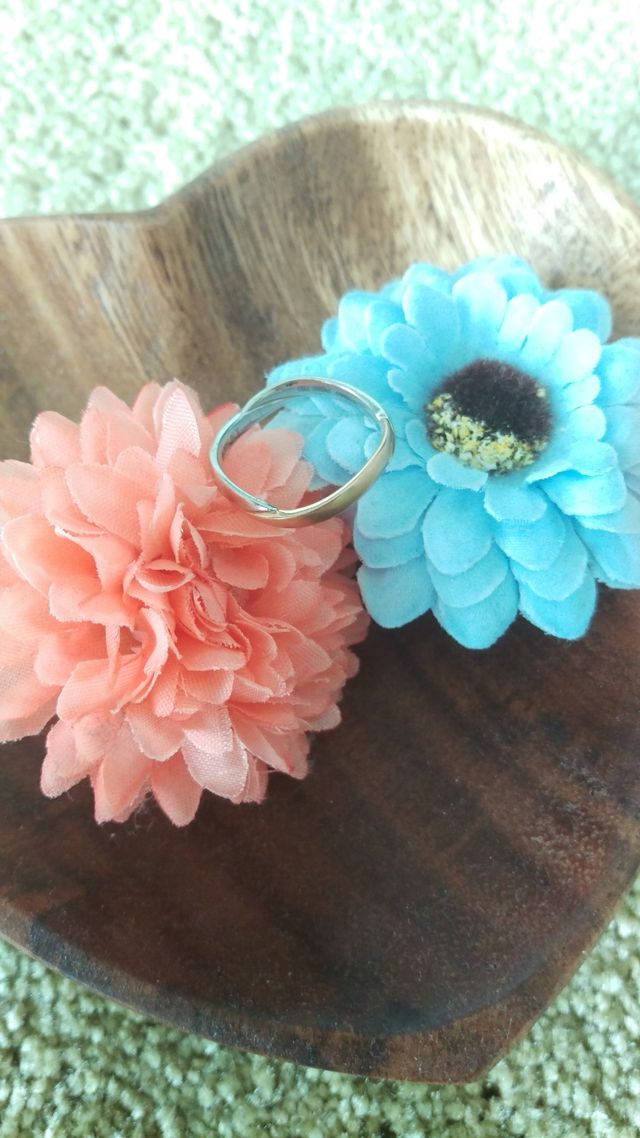 夫の指輪でピンクゴールドとシルバーのデザインになっています