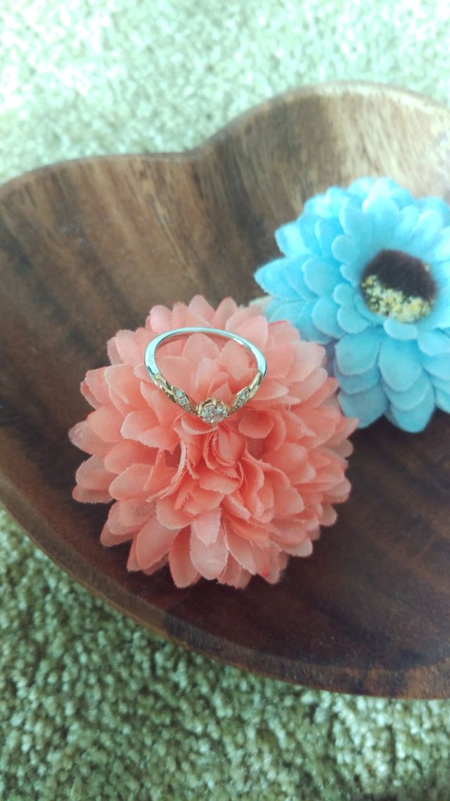 婚約指輪です。真ん中がダイヤの装飾になっています