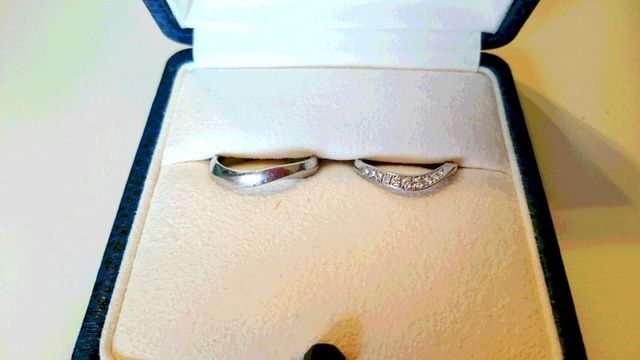 私はダイヤ入りで主人はシンプルなデザインの指輪にしました。
