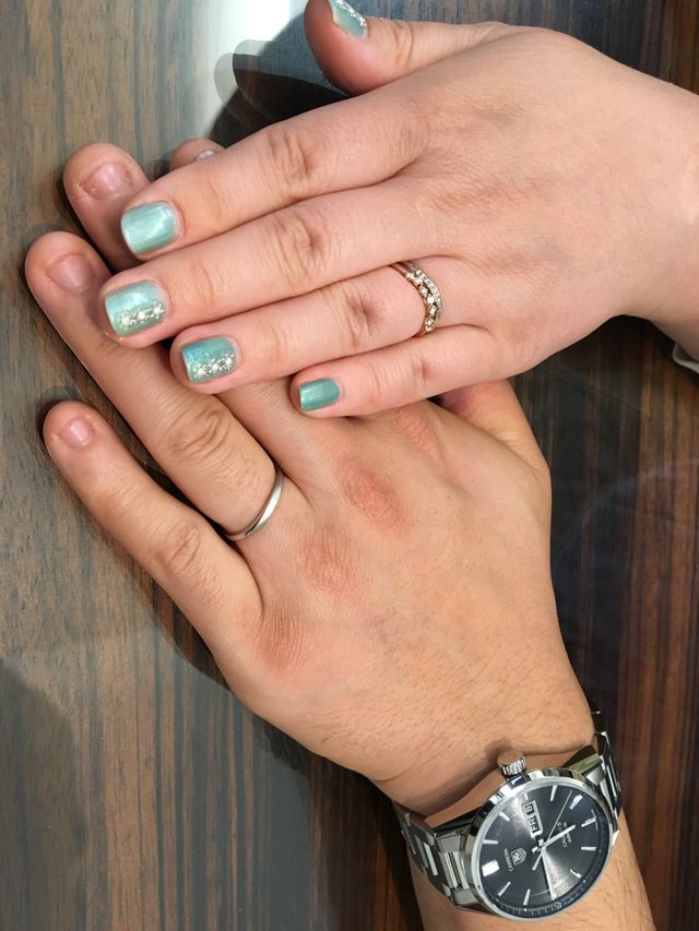 結婚指輪と重ね付けしても可愛いです。