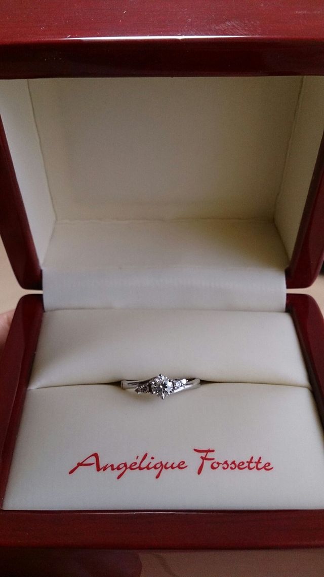 0.3カラットのラウンドブリリアントカットです