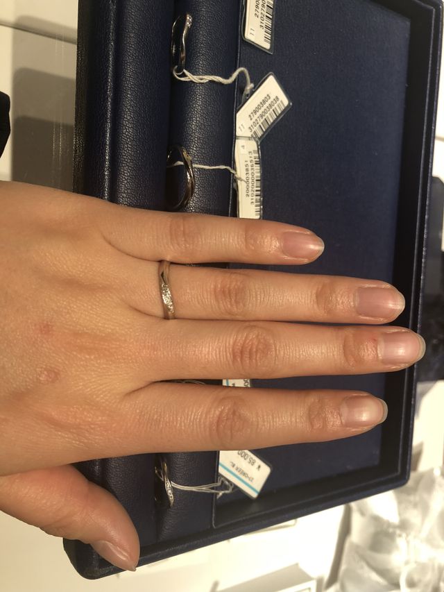 少しウェーブのかかった太めの指輪