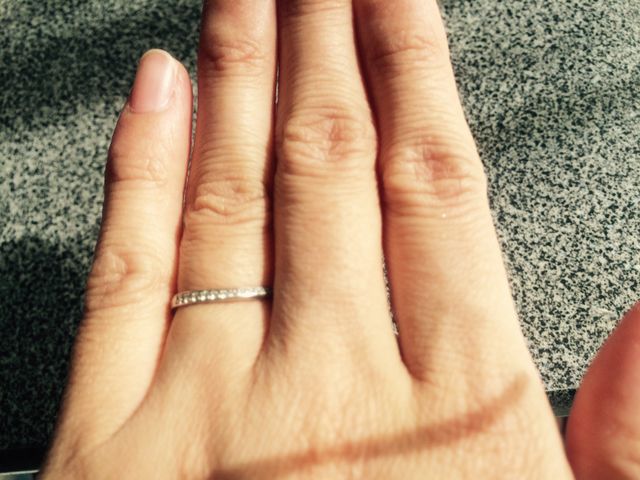 上面だけに宝石が埋め込まれていて形も少し曲がったデザインに。