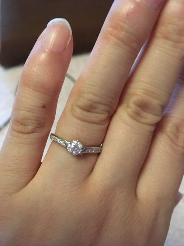 vラインのリングで指がキレイに見えます。