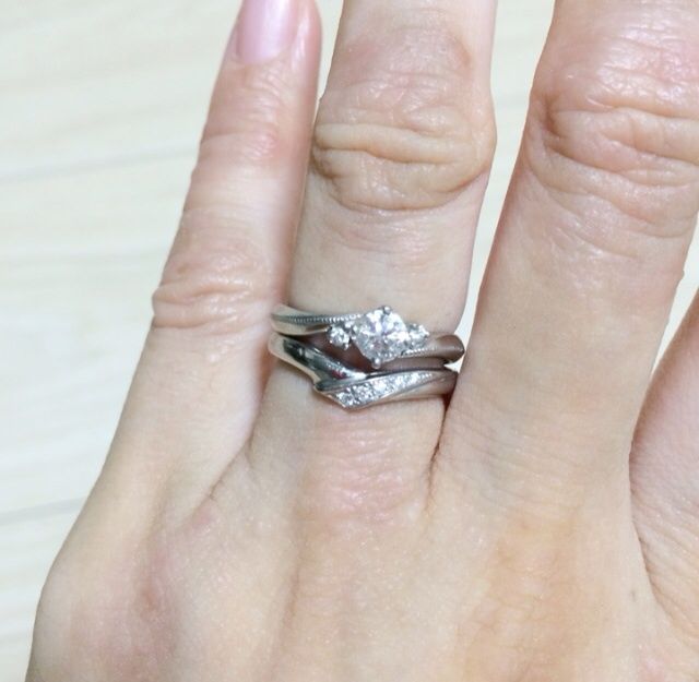 上が婚約指輪で下が結婚指輪