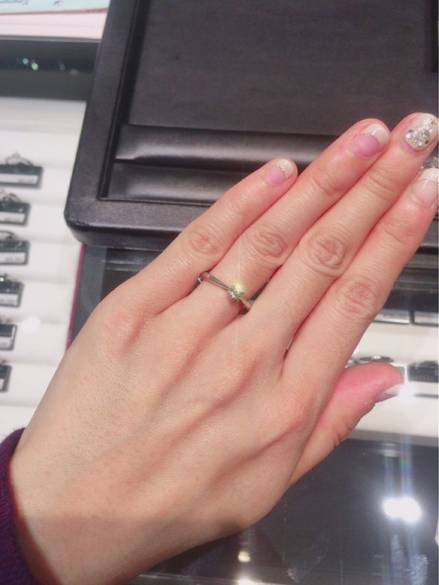 ダイヤに向かってリングが細くなっていて、指が長く見えます。