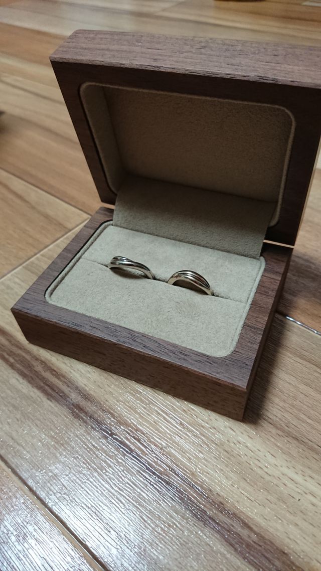 左が夫のホワイトシルバー、右はシャンパンゴールド