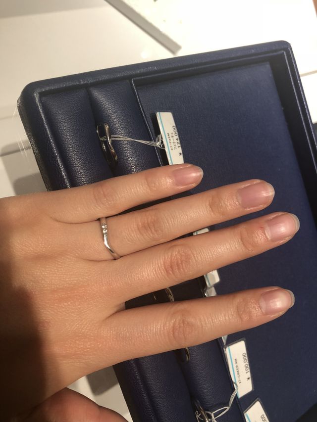 V字の部分に少しだけダイヤモンドの入った指輪