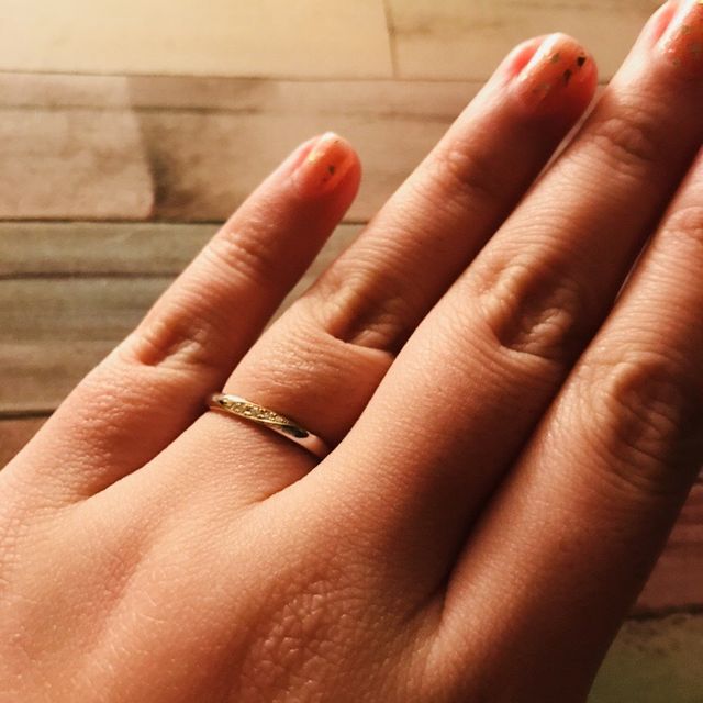 ロゼットの魔法という結婚指輪です。(女性側のデザイン)